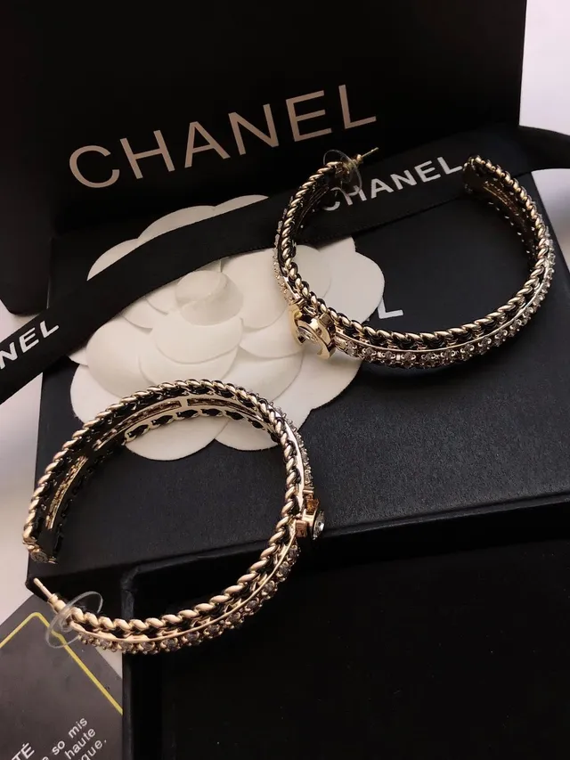 Chanel Boucles d'oreilles à anneau ornées de cristaux en noir et or CC 6