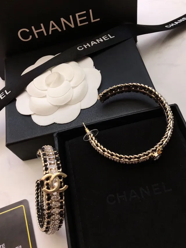 Chanel Boucles d'oreilles à anneau ornées de cristaux en noir et or CC 7