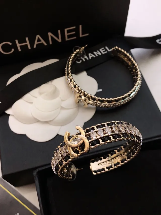 Chanel Boucles d'oreilles à anneau ornées de cristaux en noir et or CC 8