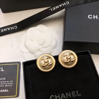 Chanel doré beige rond bouton métal boucles d'oreilles