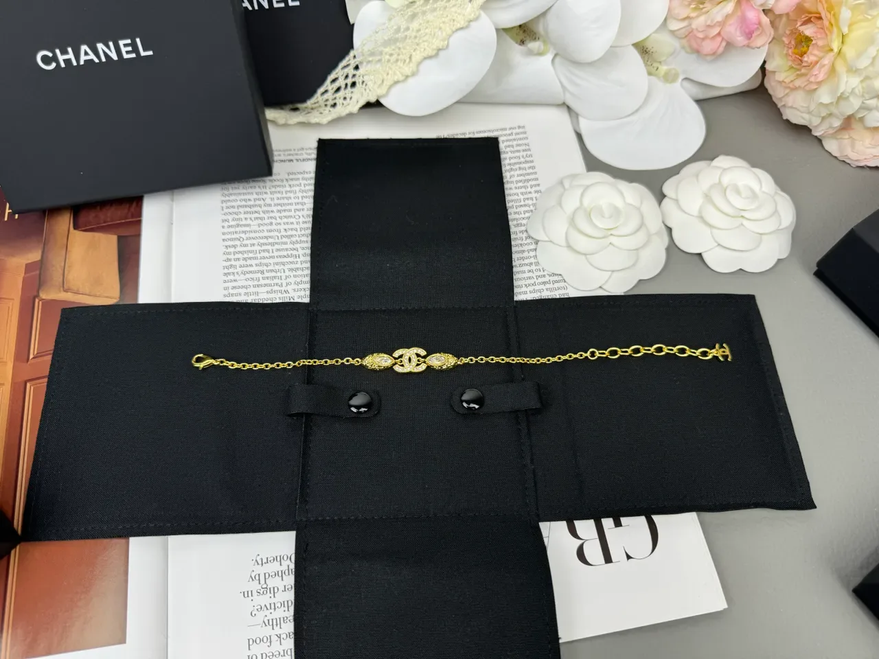 Chanel Pulseira Corrente Dourada Preta Interlocking CC Logo 2