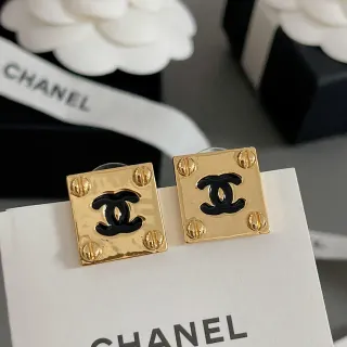 Chanel أقراط ستاد ذهبية سوداء مربعة معدنية