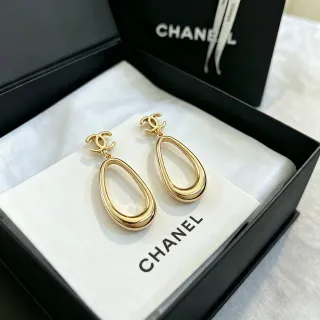 Chanel بلون ذهبي CC Logo أقراط حلقان قطرة