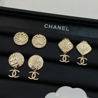 Chanel أقراط ذهبية مربوطة ومنحوتة بشعار CC