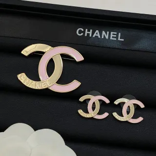 Chanel Interlocking CC पिंक गोल्ड लोगो एनामेल भरा ब्रोच
