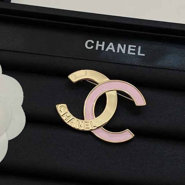 Chanel Interlocking CC पिंक गोल्ड लोगो एनामेल भरा ब्रोच 2