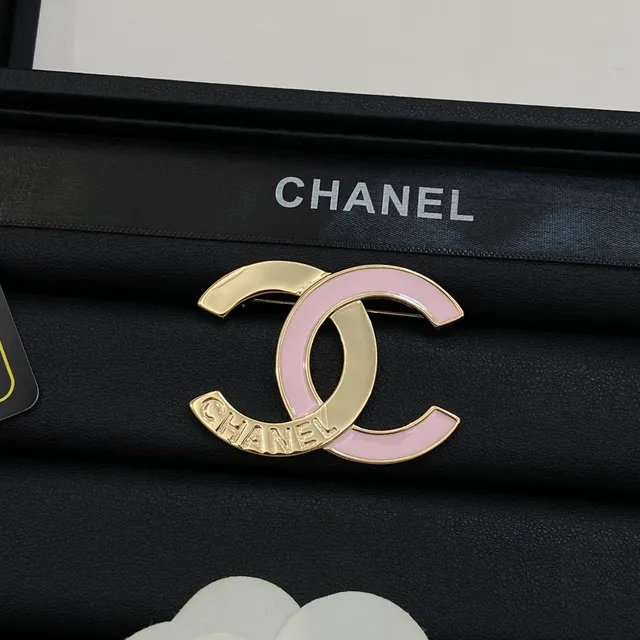 Chanel Interlocking CC पिंक गोल्ड लोगो एनामेल भरा ब्रोच 5