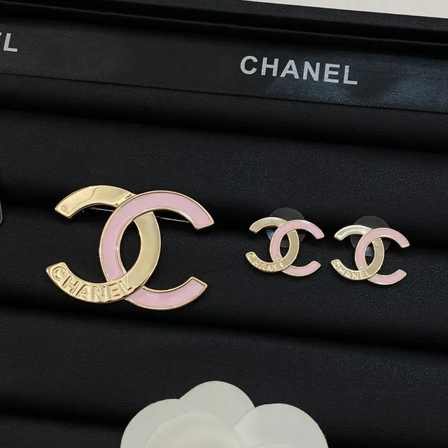 Chanel Interlocking CC पिंक गोल्ड लोगो एनामेल भरा ब्रोच 6