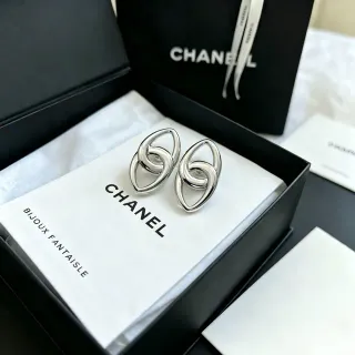 Chanel Interlocking Oval रू्पाली टोन स्टड ईयररिंग्स