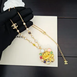 Chanel قلادة كاميليا مجوهرات متعددة الألوان