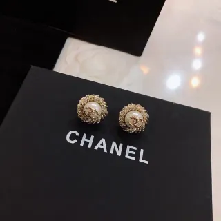 Chanel لؤلؤ و CC Logo Stud Earrings