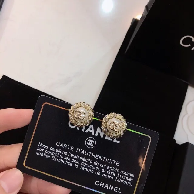 Chanel لؤلؤ و CC Logo Stud Earrings 2