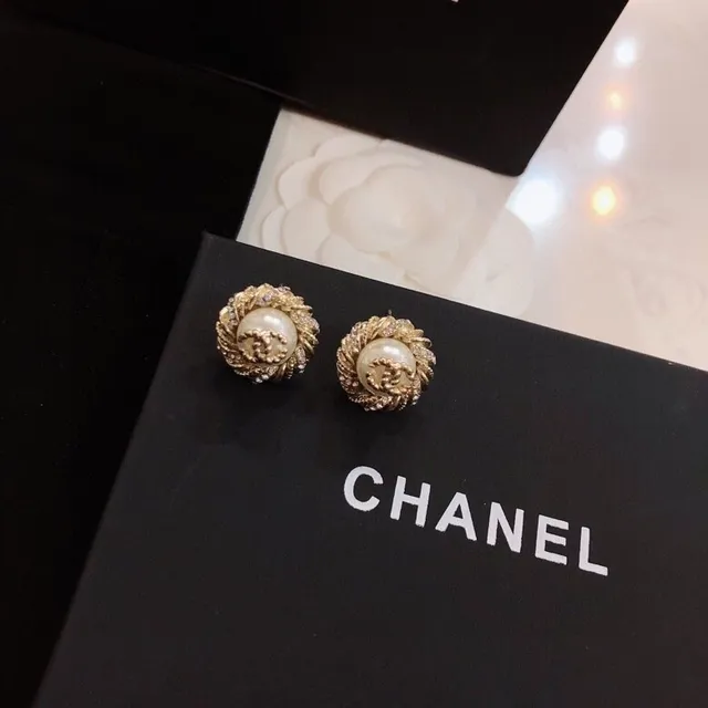 Chanel لؤلؤ و CC Logo Stud Earrings 3