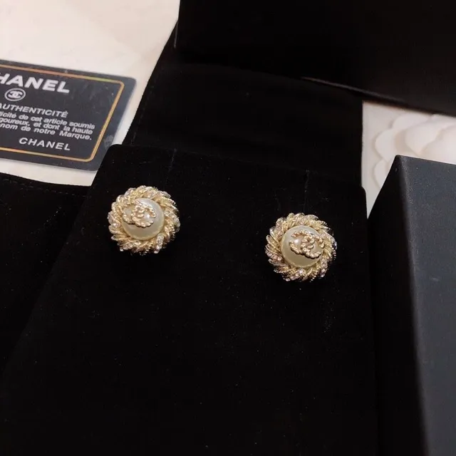 Chanel لؤلؤ و CC Logo Stud Earrings 4