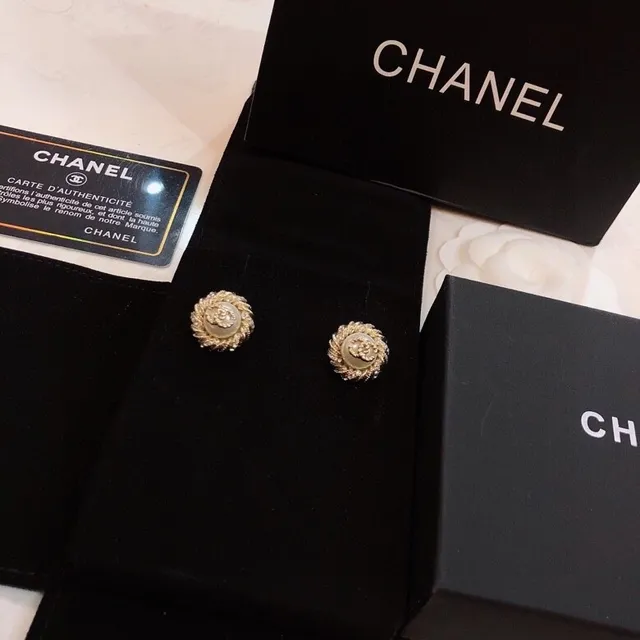Chanel لؤلؤ و CC Logo Stud Earrings 5