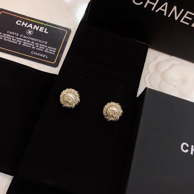 Chanel لؤلؤ و CC Logo Stud Earrings 6