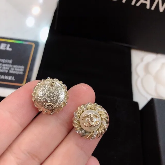 Chanel لؤلؤ و CC Logo Stud Earrings 7