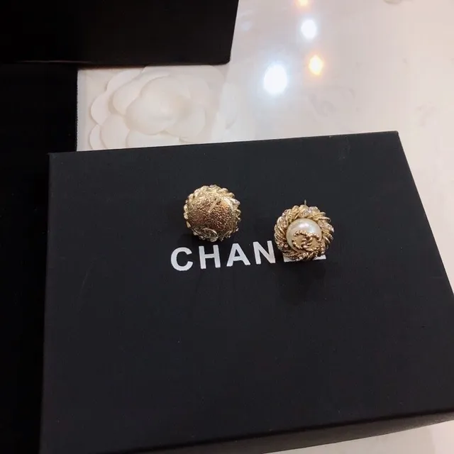 Chanel لؤلؤ و CC Logo Stud Earrings 8