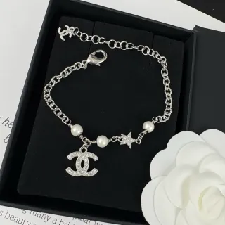 Chanel سلسلة معصم لؤلؤ وكريستال CC تعويذ