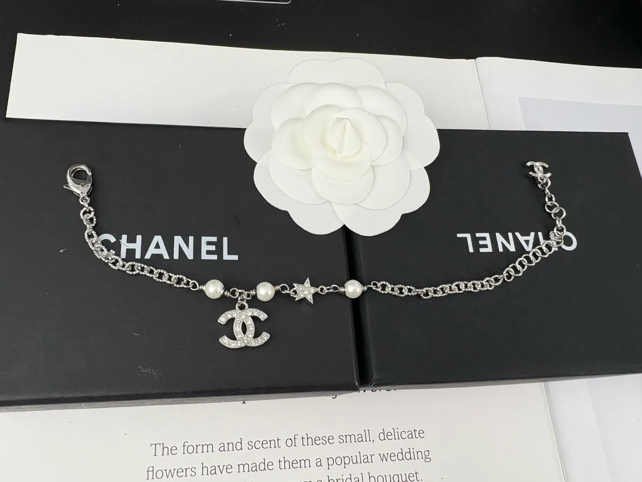 Chanel سلسلة معصم لؤلؤ وكريستال CC تعويذ 2