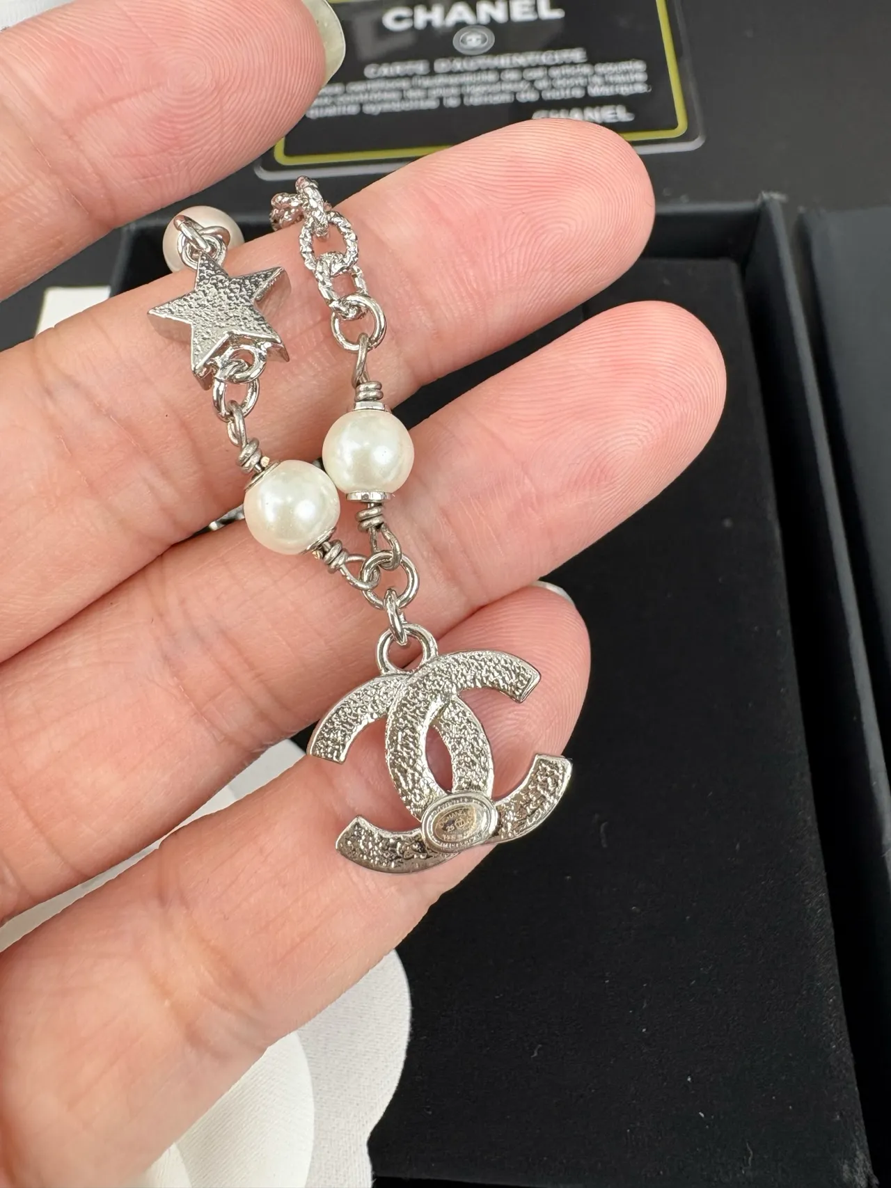 Chanel سلسلة معصم لؤلؤ وكريستال CC تعويذ 3