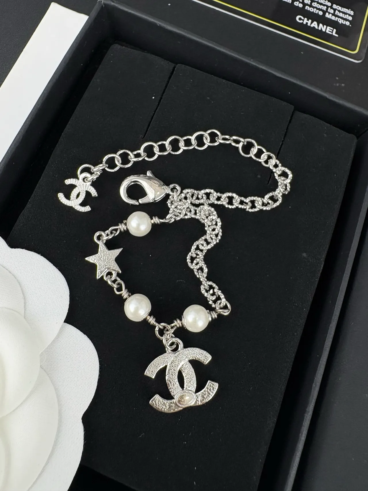 Chanel سلسلة معصم لؤلؤ وكريستال CC تعويذ 4