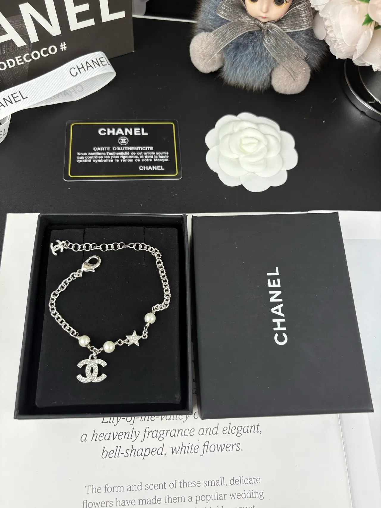 Chanel سلسلة معصم لؤلؤ وكريستال CC تعويذ 5