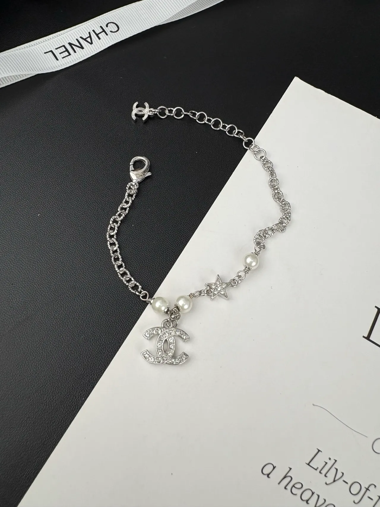 Chanel سلسلة معصم لؤلؤ وكريستال CC تعويذ 6