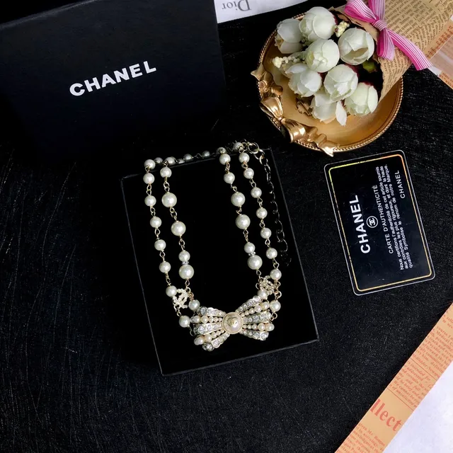 Chanel قلادة لؤلؤية وسلسلة ذهبية مع عقدة 5