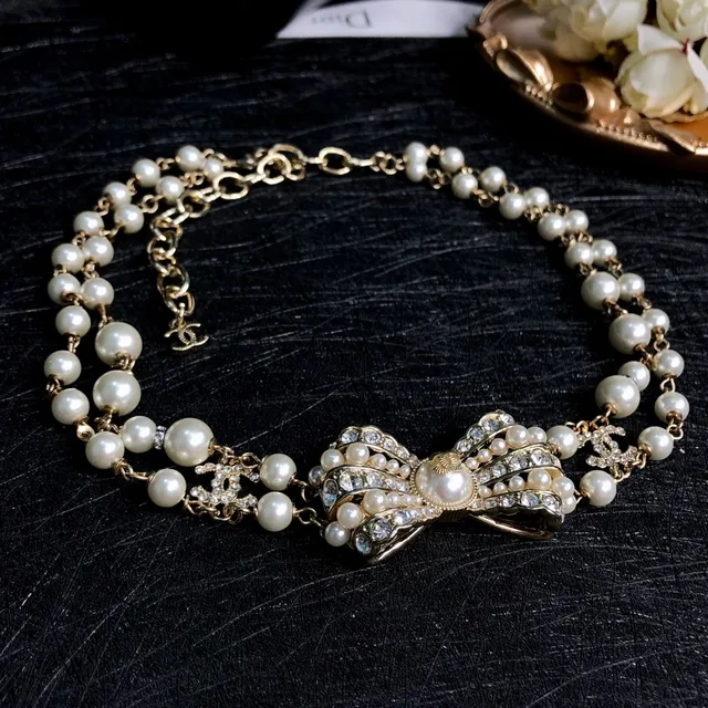 Chanel قلادة لؤلؤية وسلسلة ذهبية مع عقدة 7