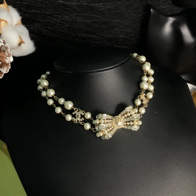 Chanel قلادة لؤلؤية وسلسلة ذهبية مع عقدة 8