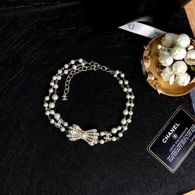Chanel قلادة لؤلؤية وسلسلة ذهبية مع عقدة 9