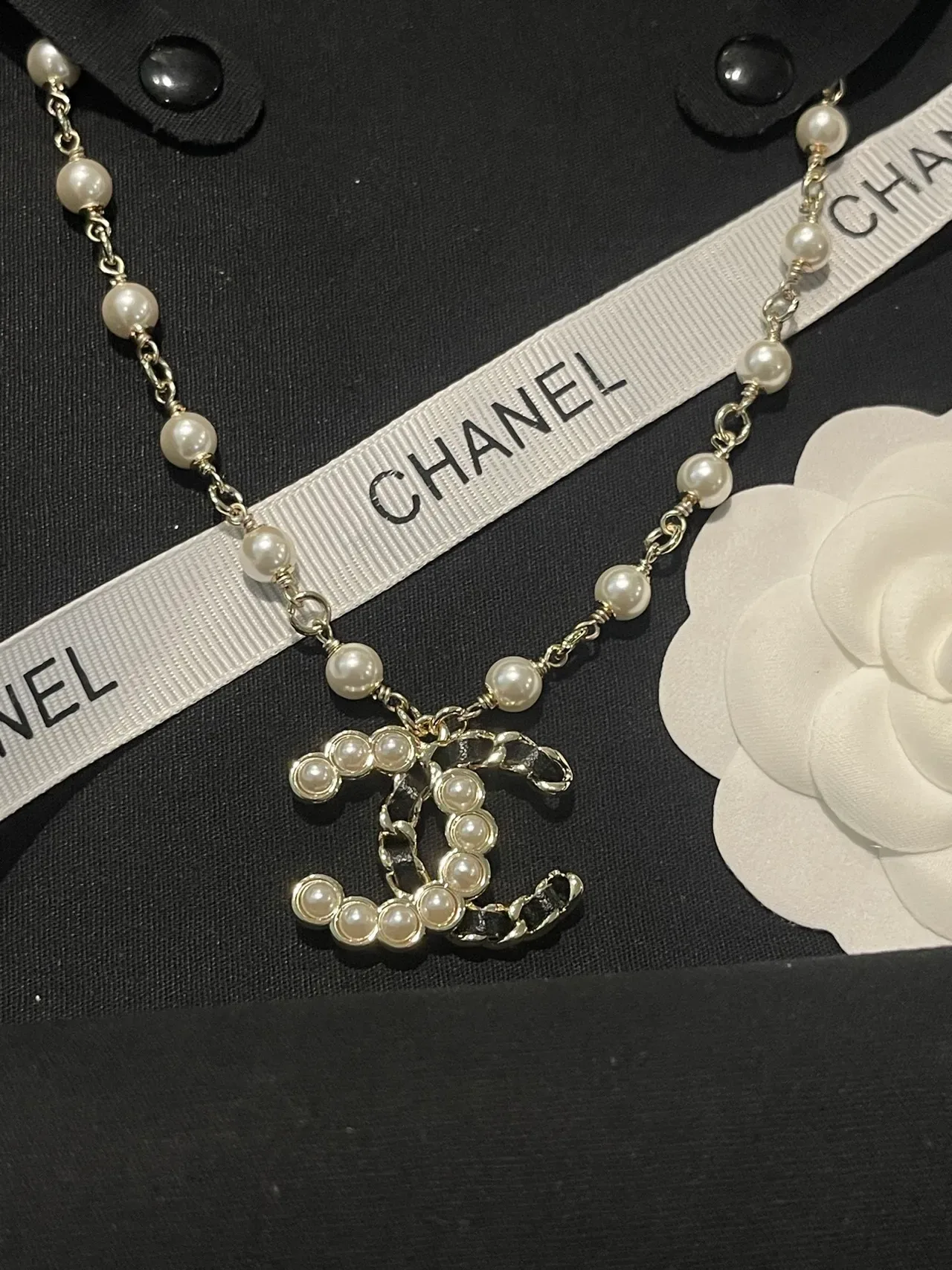 Chanel Collier Perles CC Pendentif 3