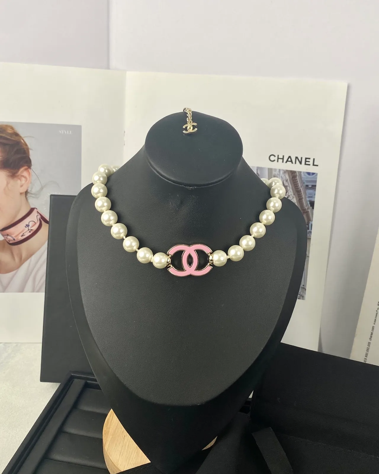 Chanel Collar perlas cadena blanco rosa esmalte CC Logo Collar 11