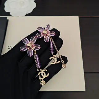Chanel أقراط فلورال دانجل ترانسليوسنت ريزين بتلات بنفسجي ذهبي