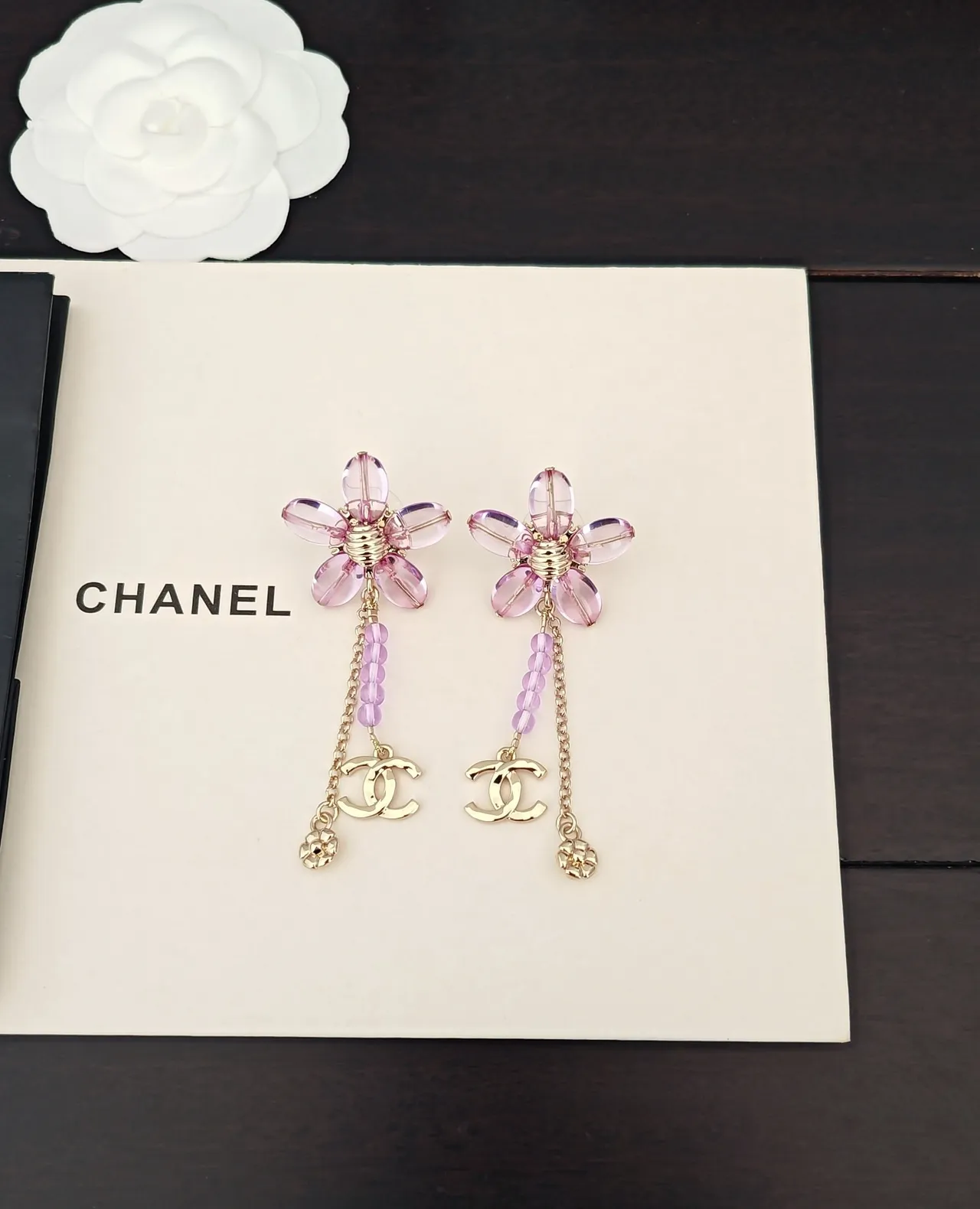 Chanel أقراط فلورال دانجل ترانسليوسنت ريزين بتلات بنفسجي ذهبي 2
