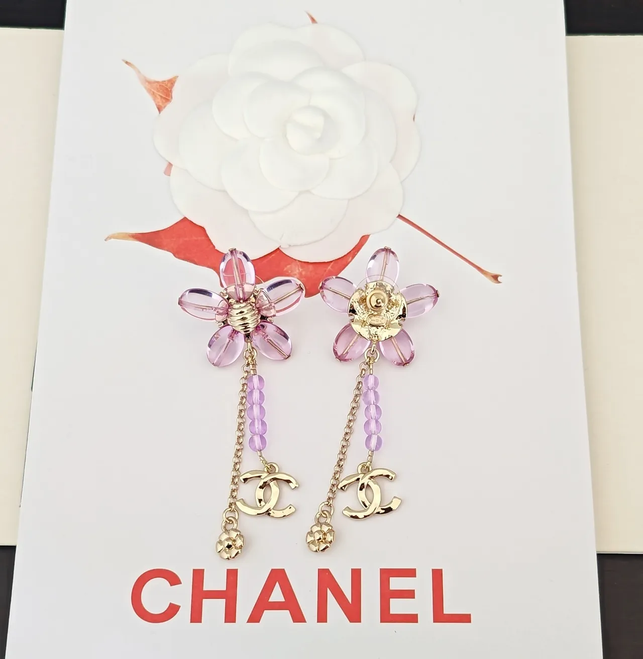 Chanel أقراط فلورال دانجل ترانسليوسنت ريزين بتلات بنفسجي ذهبي 3