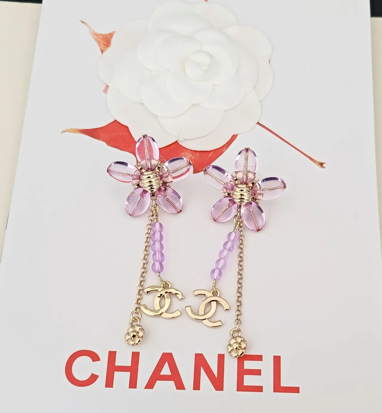 Chanel أقراط فلورال دانجل ترانسليوسنت ريزين بتلات بنفسجي ذهبي 4