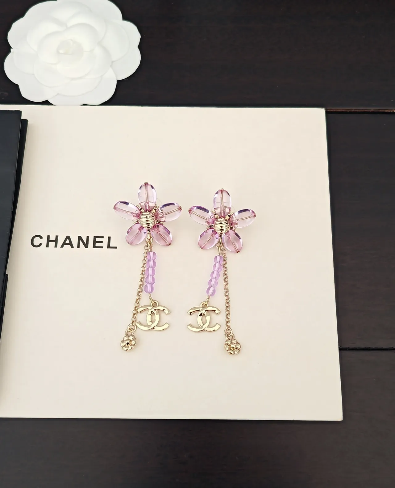 Chanel أقراط فلورال دانجل ترانسليوسنت ريزين بتلات بنفسجي ذهبي 5