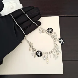 Chanel فضي أسود Multi-Charm نقش كاميليا قلادة