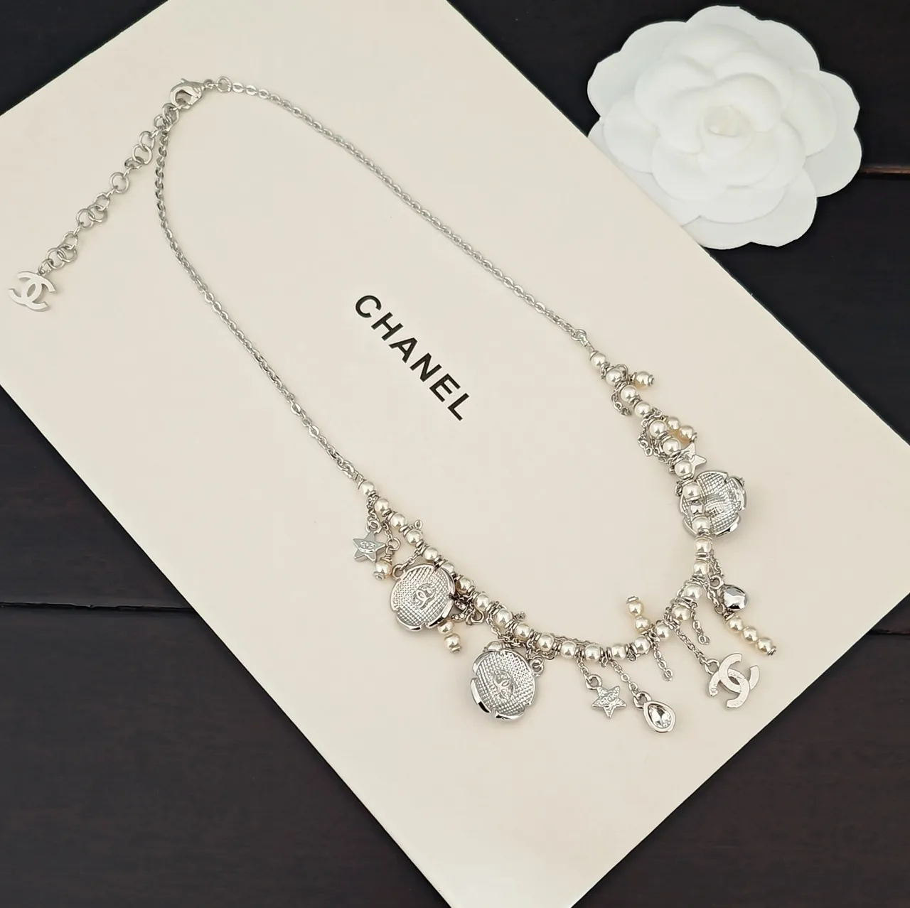 Chanel রুপো কালো মাল্টি-চার্ম ক্যামেলিয়া মোটিফ হার 4