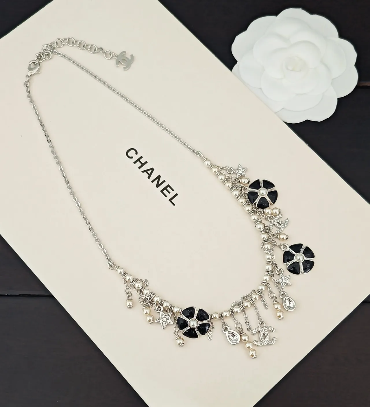 Chanel রুপো কালো মাল্টি-চার্ম ক্যামেলিয়া মোটিফ হার 5