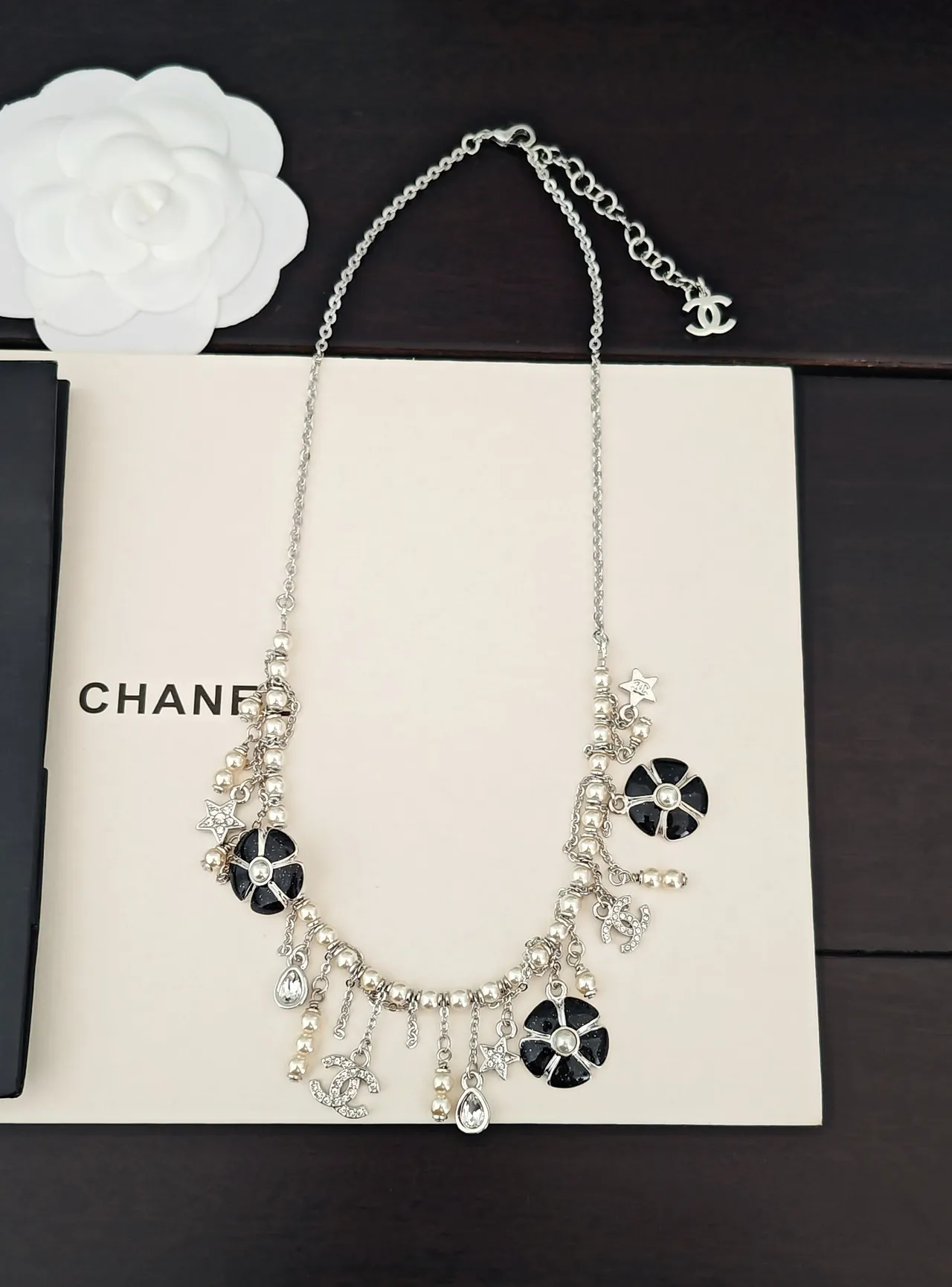 Chanel রুপো কালো মাল্টি-চার্ম ক্যামেলিয়া মোটিফ হার 6