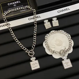 Chanel قلادة فضية بيضاء سلسلة ربط مرصعة بالخرز