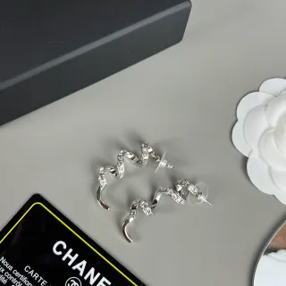 Chanel أقراط كريستال ستود حلزونية