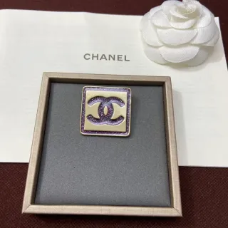 Chanel चौकोर चमकदार CC ब्रोच बैंगनी सोना नक्काशी ब्रोच