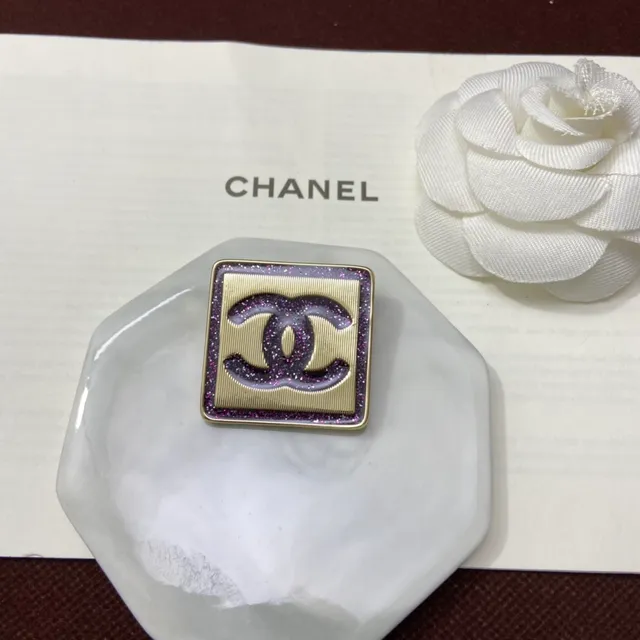 Chanel चौकोर चमकदार CC ब्रोच बैंगनी सोना नक्काशी ब्रोच 3