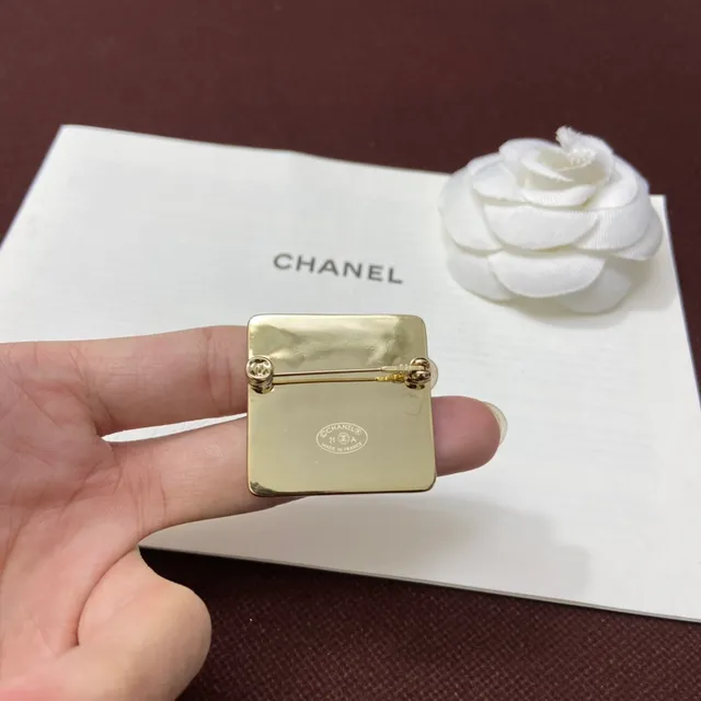 Chanel चौकोर चमकदार CC ब्रोच बैंगनी सोना नक्काशी ब्रोच 4