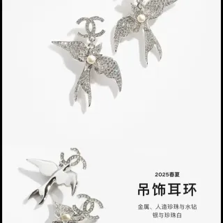 Chanel Motivo Golondrina Pavé Cristal y Perla Aretes Colgantes