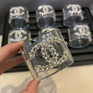 Chanel 透明金色亚克力珍珠镶嵌手链